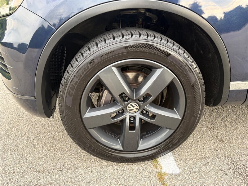 Used 2012 Volkswagen Touareg TDI AWD/4WD image 30