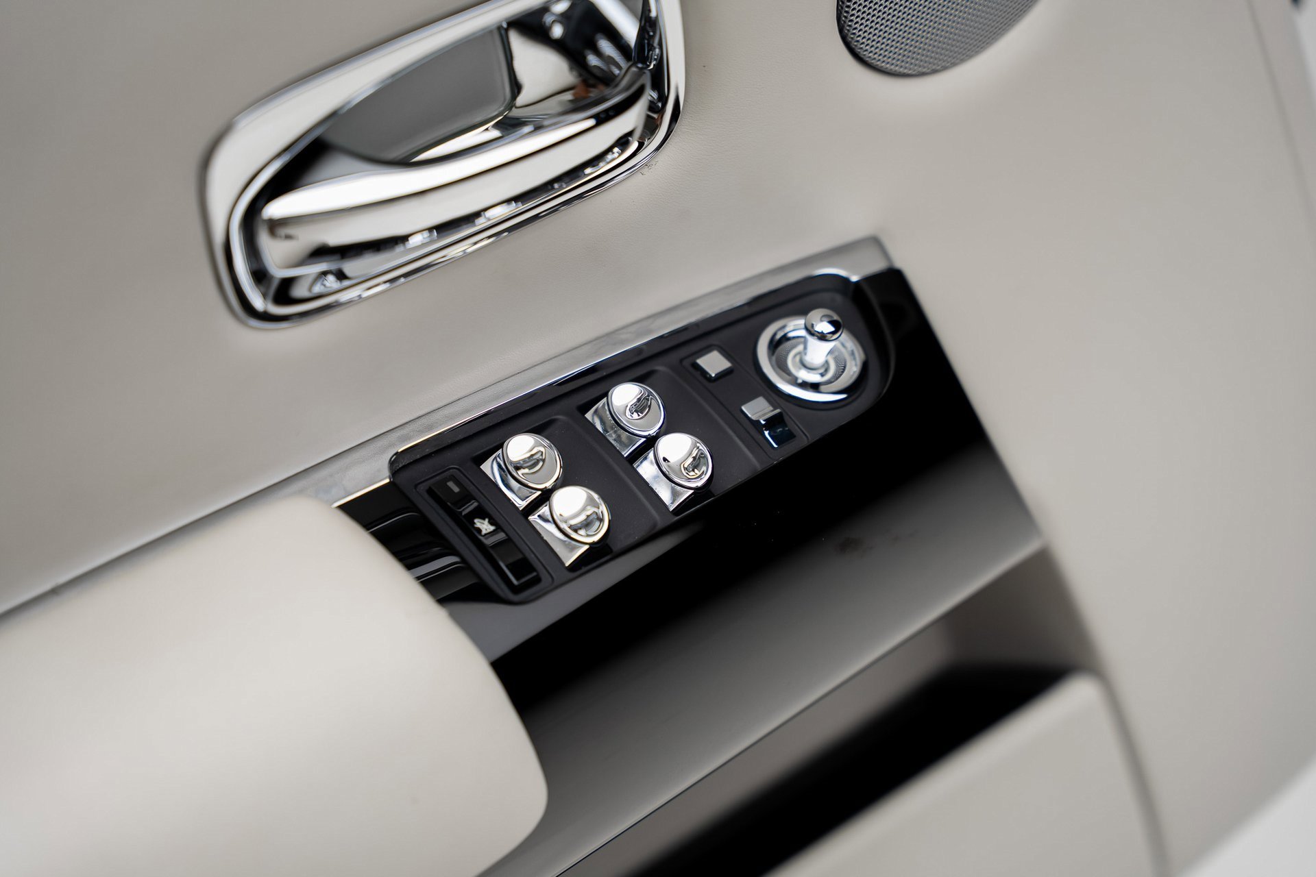 Used 2013 Rolls-Royce Phantom Drophead Coupe image 57