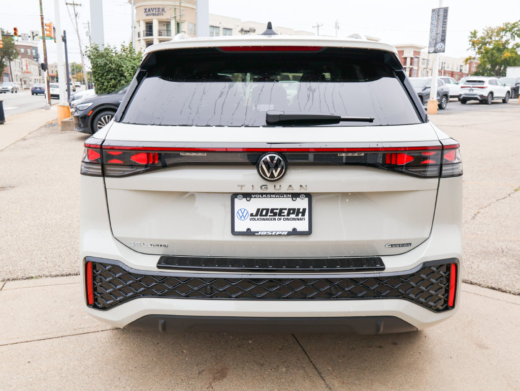 New 2027 Volkswagen Tiguan SEL R-Line AWD/4WD image 4