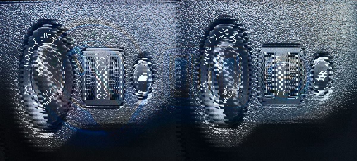 Used 2018 Chrysler 300 S image 41