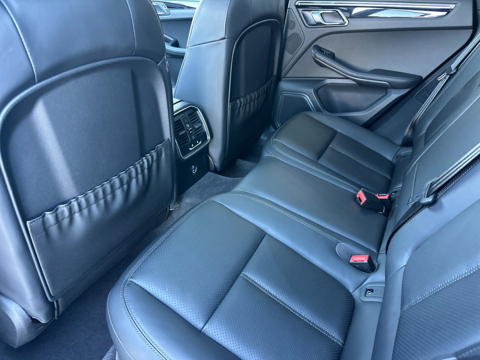 Certified 2026 Porsche Macan AWD/4WD image 12