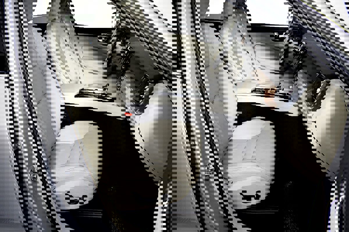 Used 2022 Volvo XC60 B5 Momentum image 40