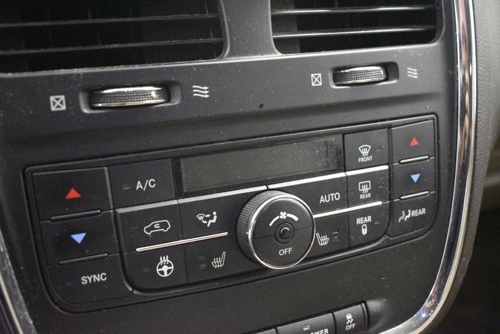 Used 2015 Chrysler Town & Country Touring w/ Driver Convenience Group image 34