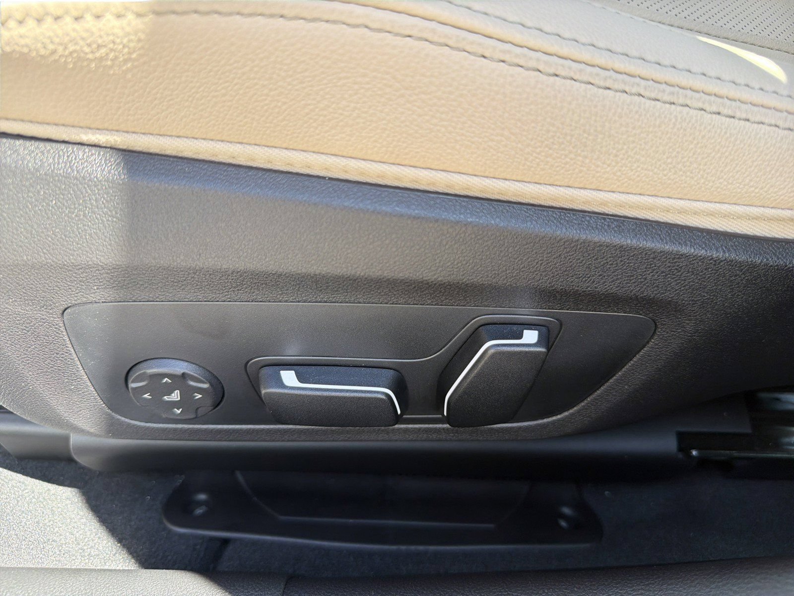 New 2026 BMW 330i Sedan w/ M Sport Package RWD image 24