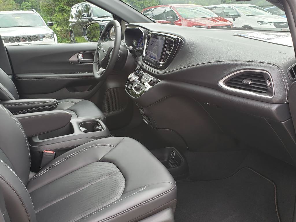 New 2026 Chrysler Pacifica Select AWD/4WD image 18