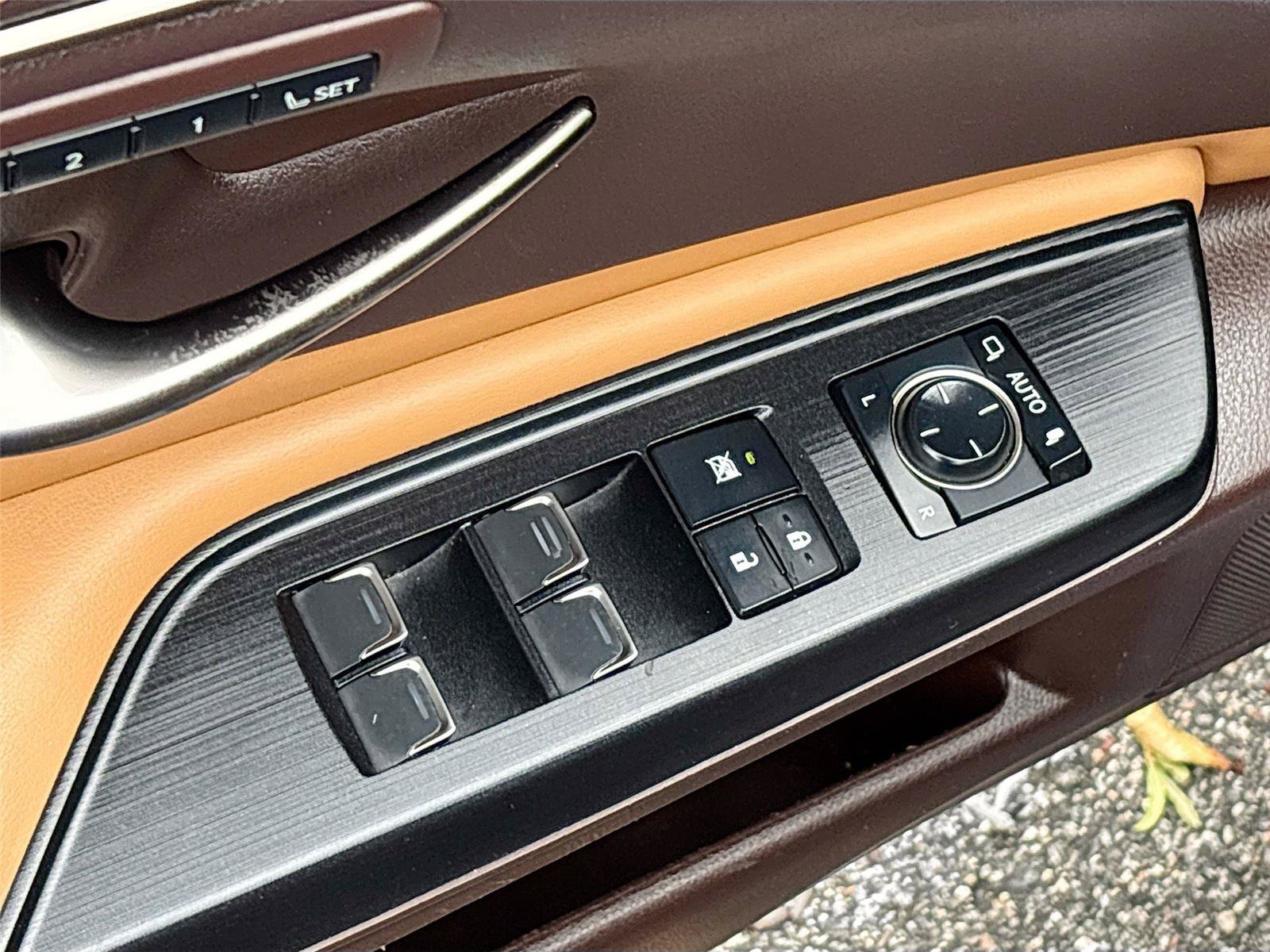 Used 2021 Lexus ES 300h w/ Premium Package FWD image 17