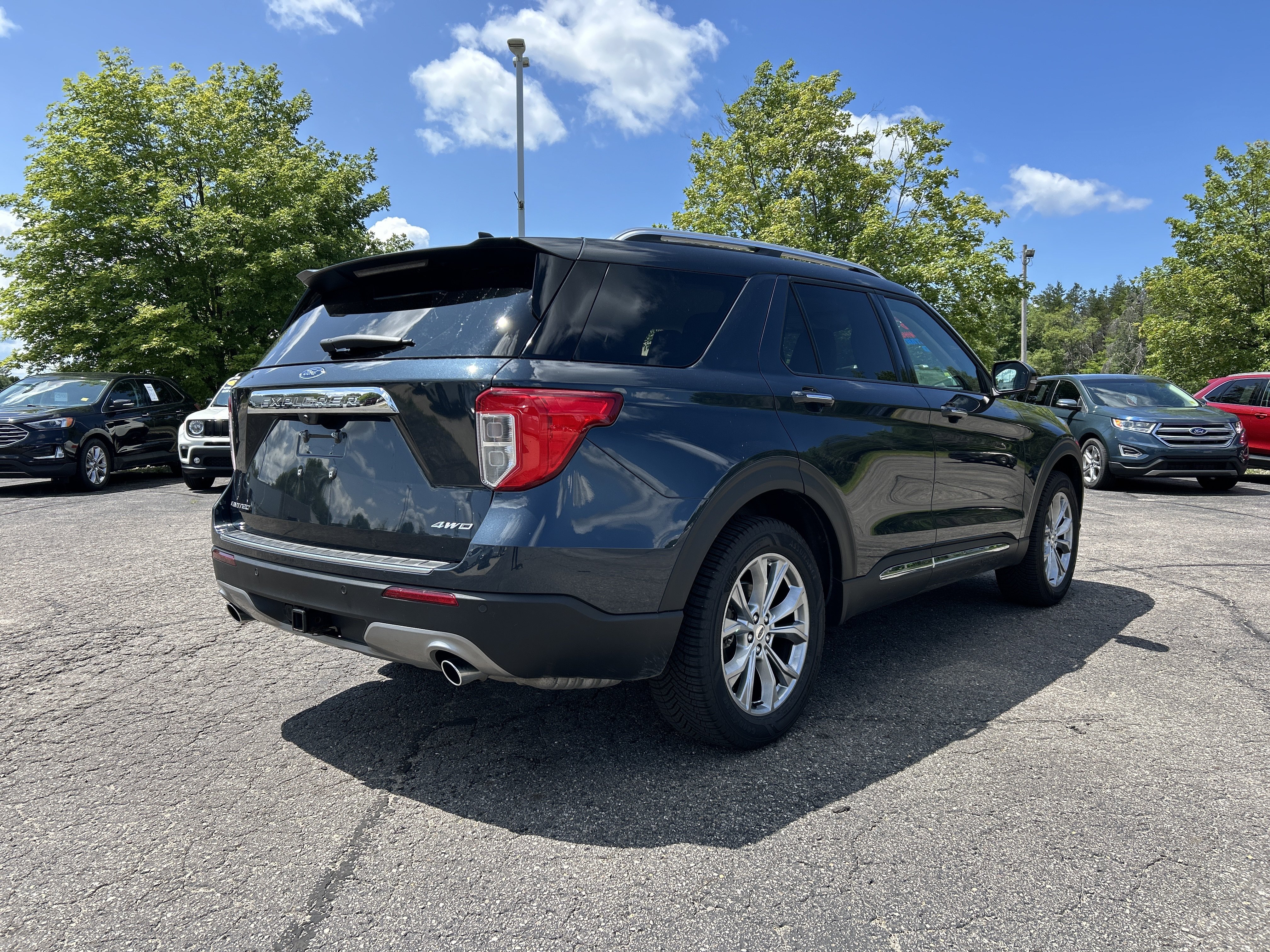Used 2024 Ford Explorer Limited w/ Equipment Group 301A AWD/4WD image 3