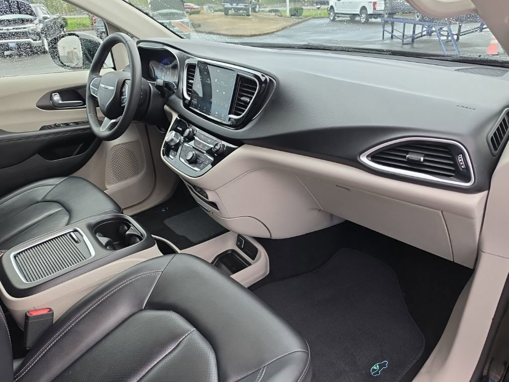 Used 2024 Chrysler Pacifica Touring-L FWD image 34