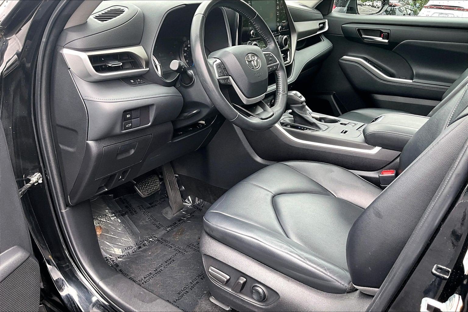 Used 2022 Toyota Highlander XLE AWD/4WD image 13