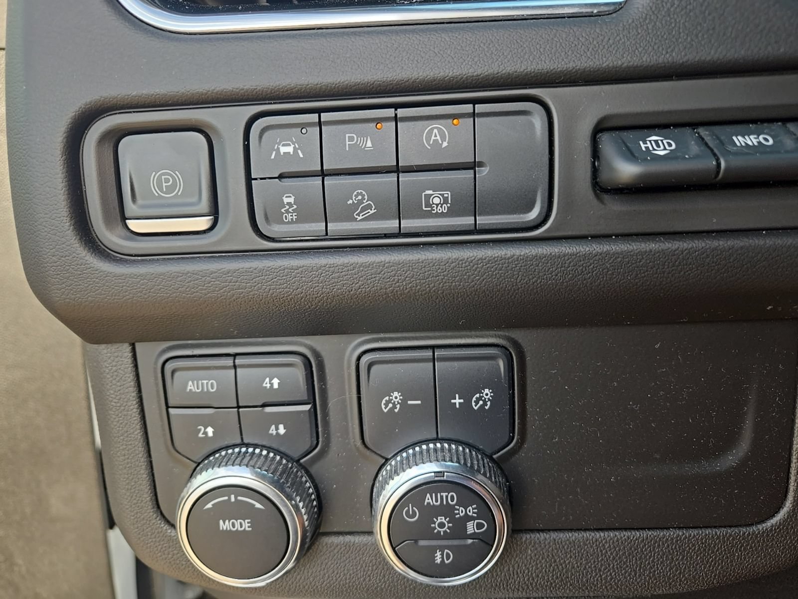 Used 2023 GMC Yukon AT4 w/ Technology Package AWD/4WD image 24