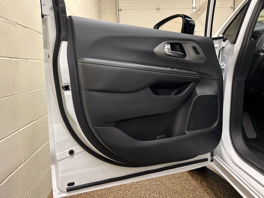 New 2027 Chrysler Pacifica Limited FWD image 16