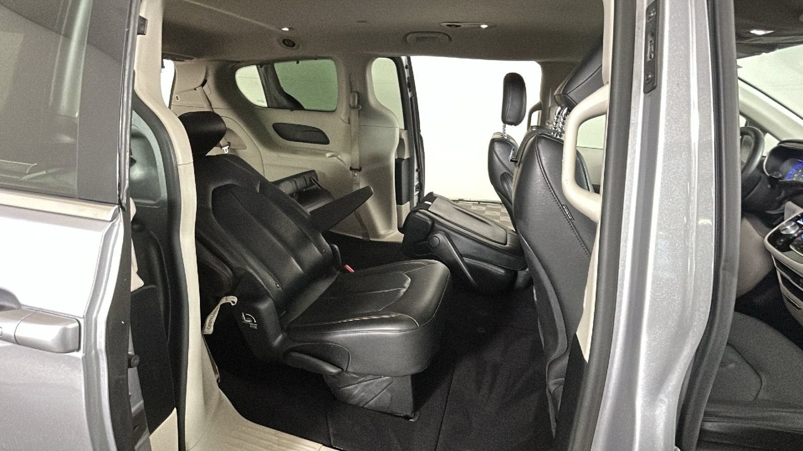 Used 2018 Chrysler Pacifica Touring-L FWD image 33