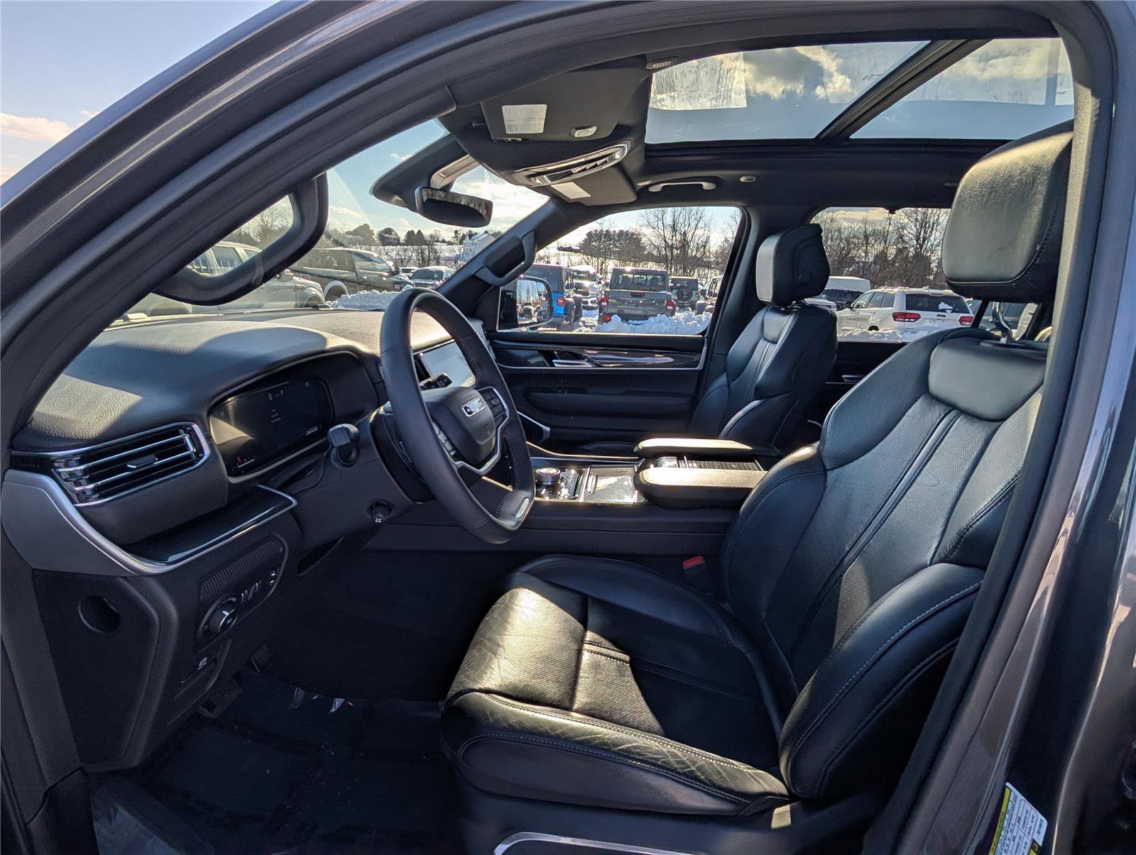 Used 2024 Jeep Wagoneer 4WD w/ Premium Group I image 15