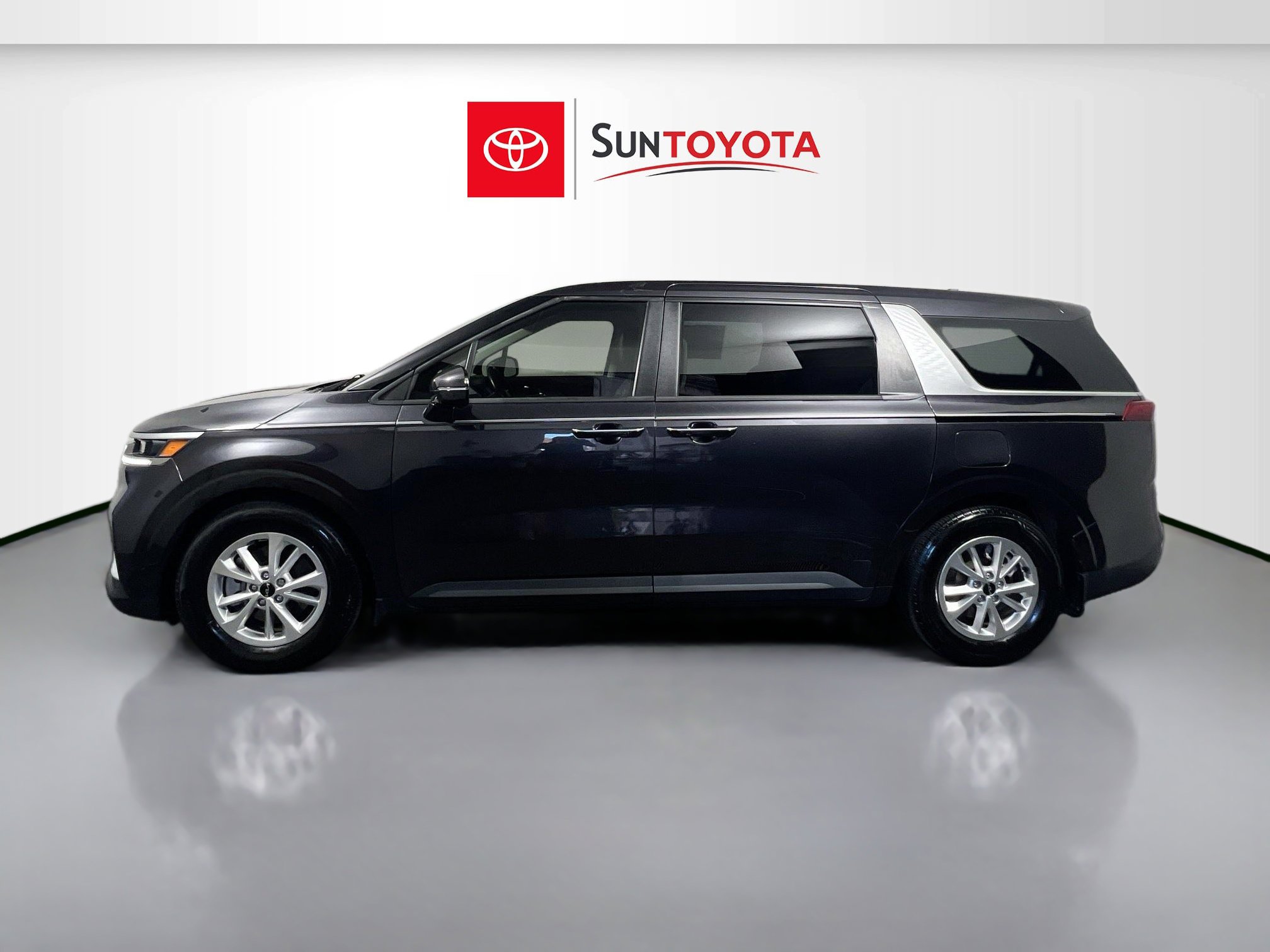 Used 2023 Kia Carnival LX image 7