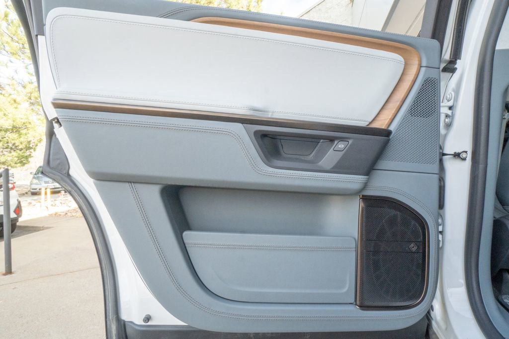 Used 2025 Rivian R1S Premium image 16