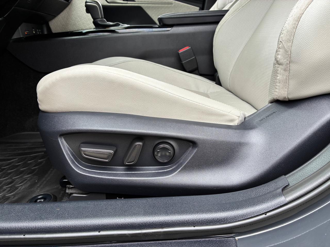Used 2025 Toyota Camry XLE FWD image 13