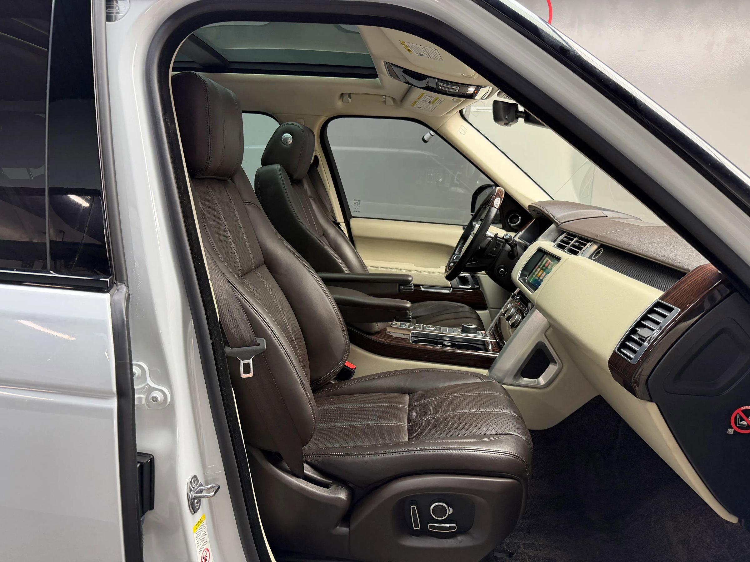 Used 2017 Land Rover Range Rover HSE image 25