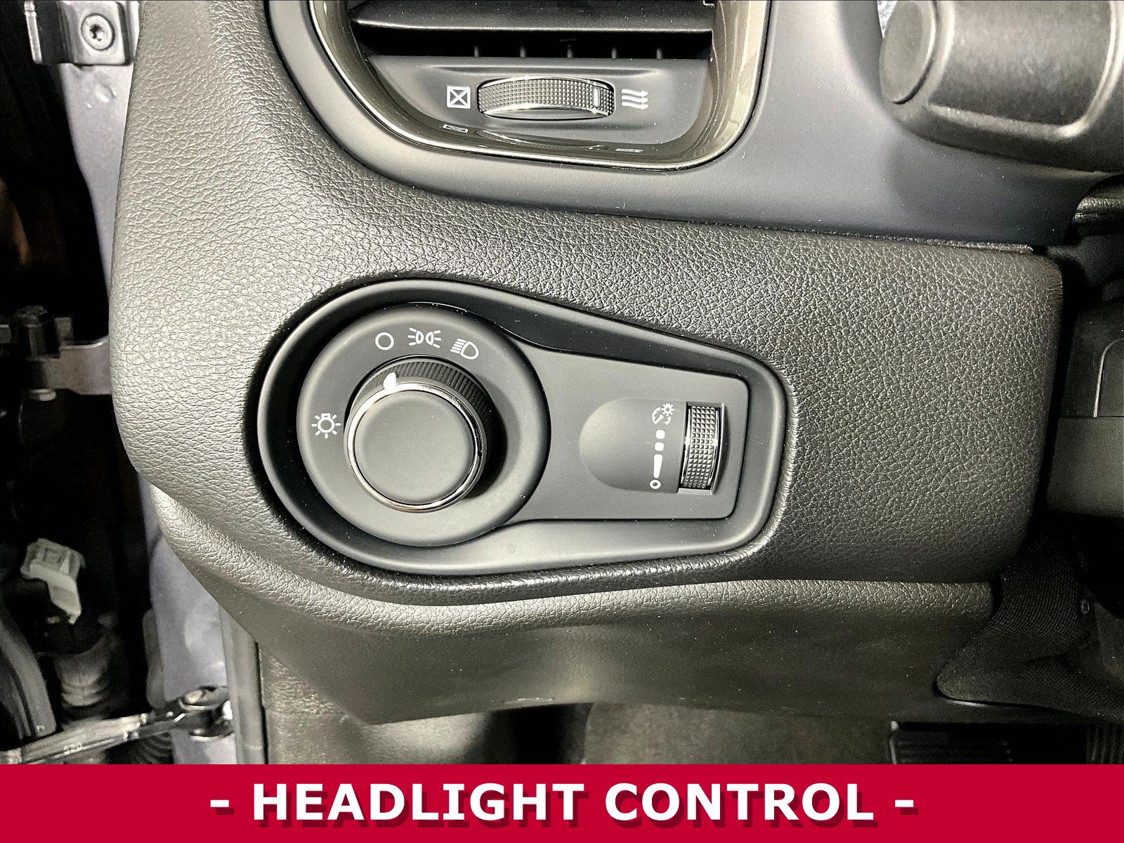 Used 2023 Jeep Renegade Latitude AWD/4WD image 30