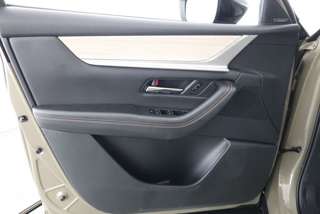 Used 2025 MAZDA CX-70 Plug-In Hybrid w/ Premium Pkg image 11