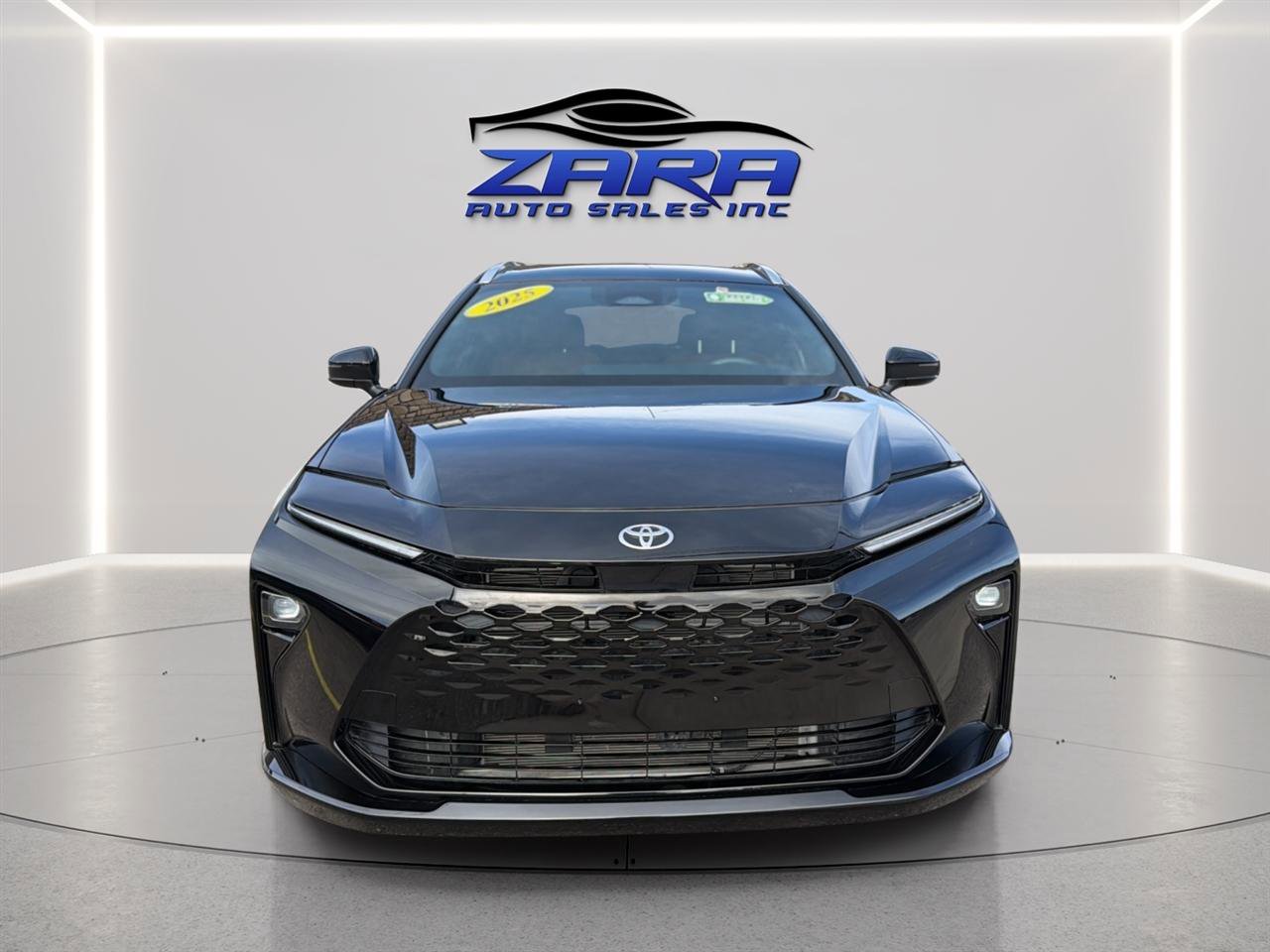 Used 2025 Toyota Crown Signia XLE AWD (Natl) image 2