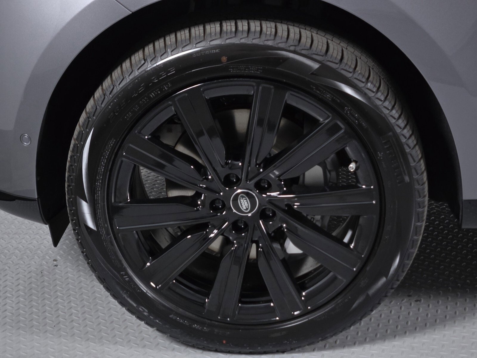 New 2025 Land Rover Range Rover Long Wheelbase SE image 9