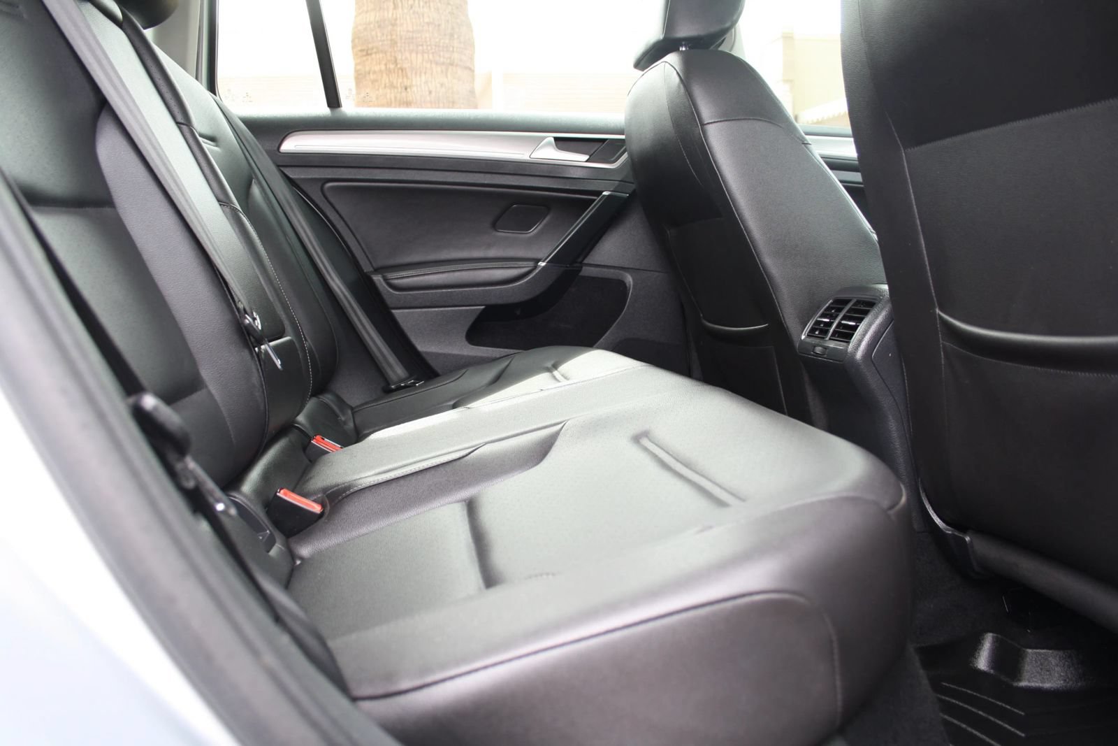 Used 2015 Volkswagen Golf SE w/ Lighting Package FWD image 23