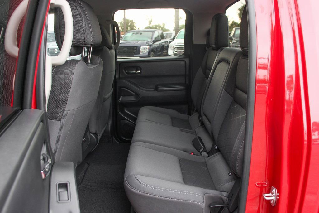 Used 2025 Nissan Frontier SV image 29