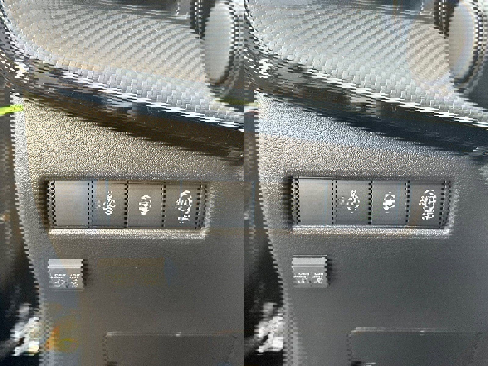 New 2026 Nissan Kicks SR image 32