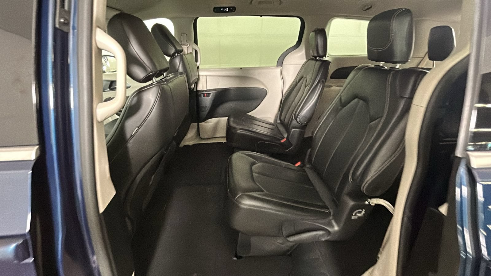 Used 2023 Chrysler Pacifica Touring-L FWD image 29