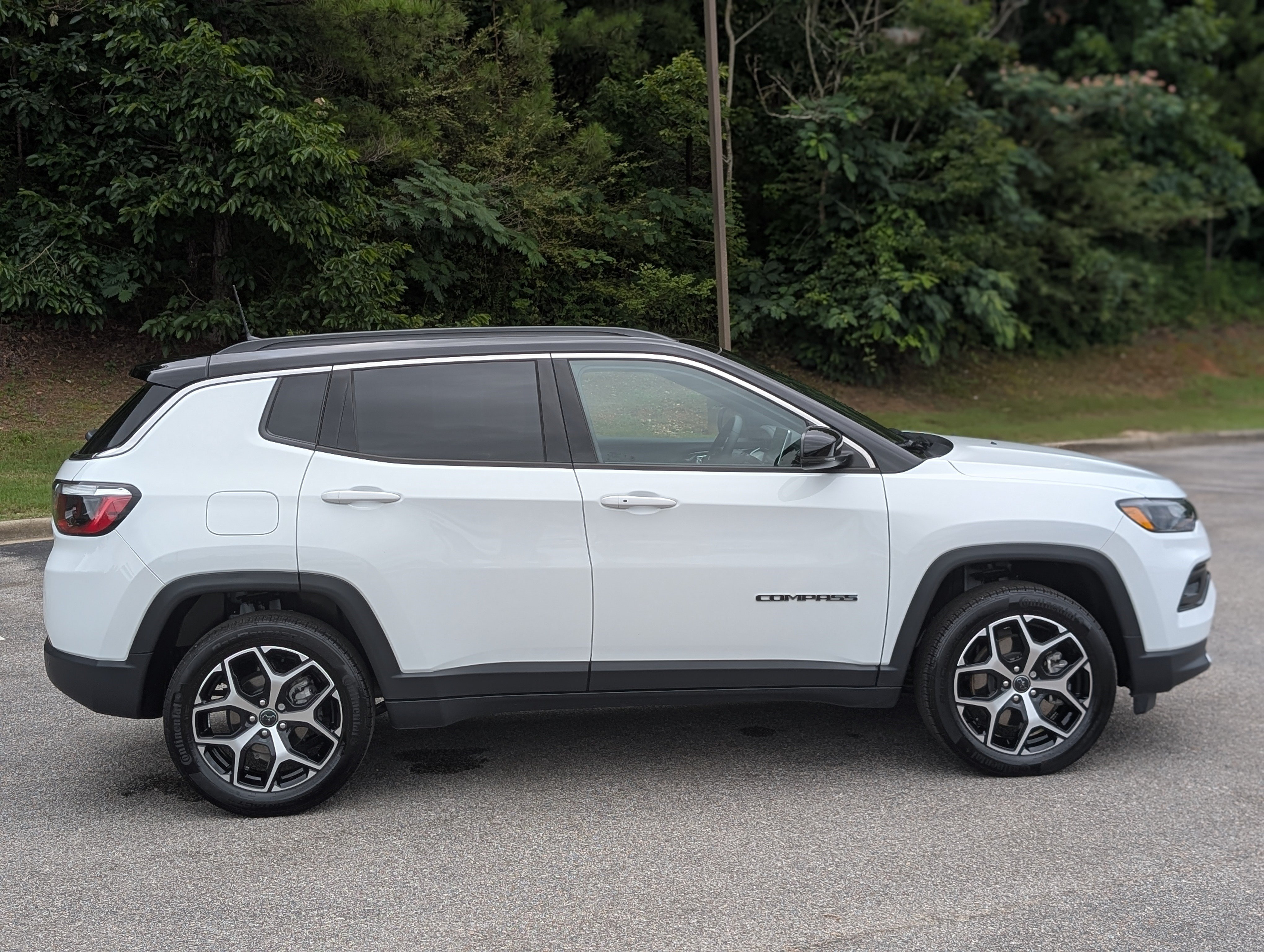 Used 2025 Jeep Compass Limited AWD/4WD image 9