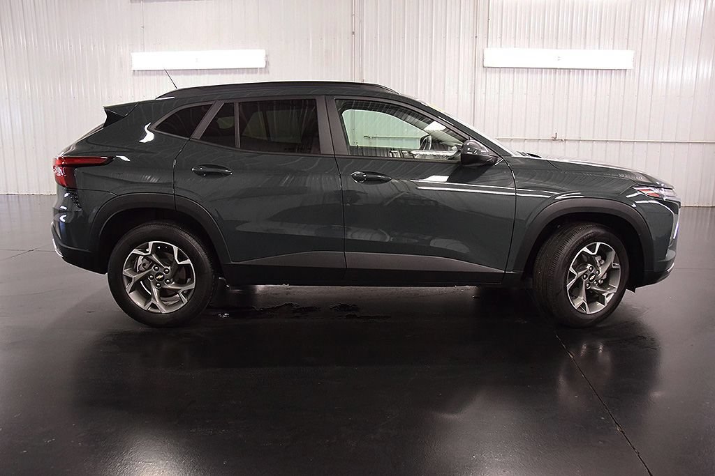 Used 2025 Chevrolet Trax LT w/ Driver Confidence Package FWD image 9