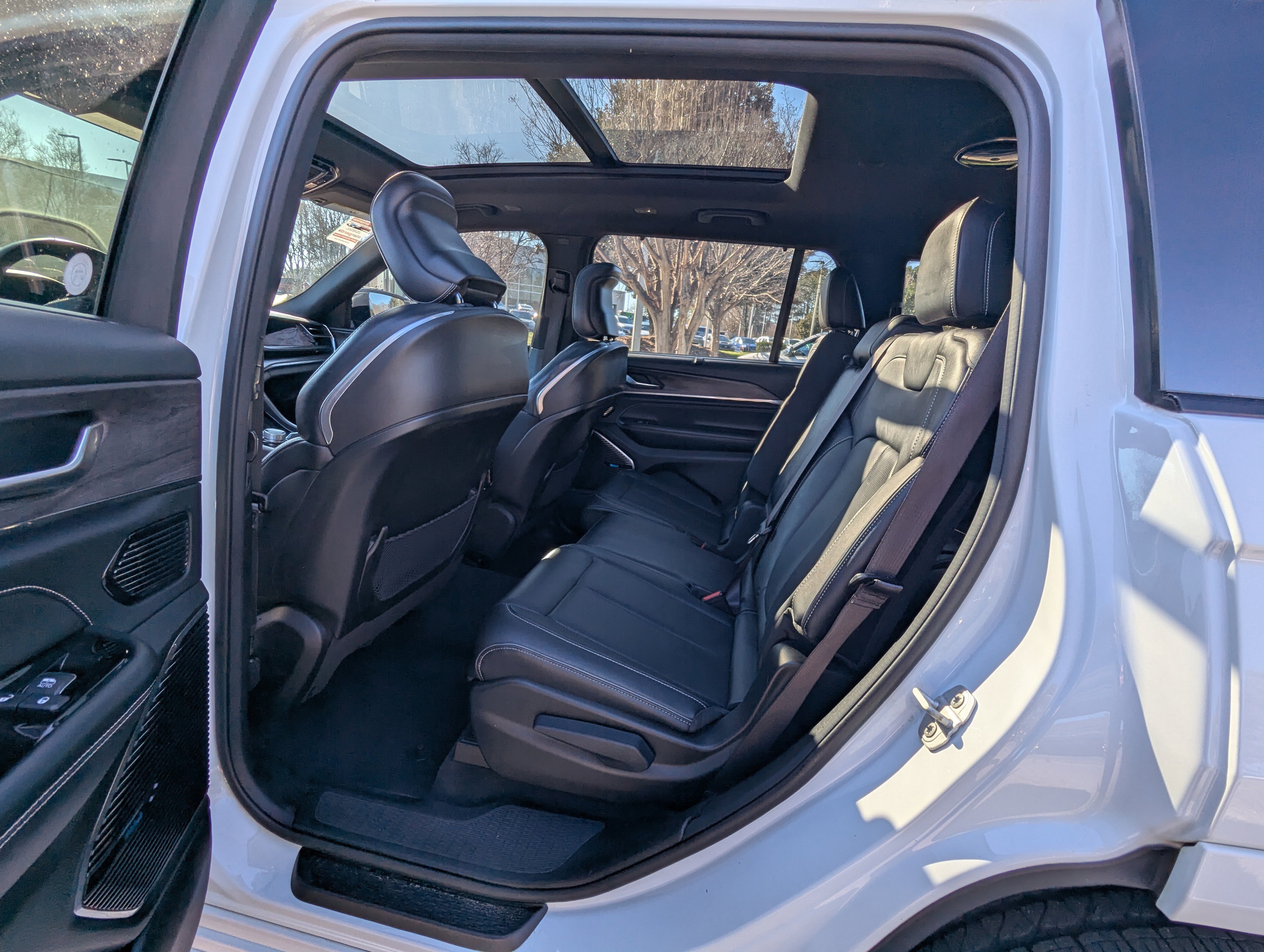 Certified 2022 Jeep Grand Cherokee L Overland w/ Advanced Protech Group III image 10