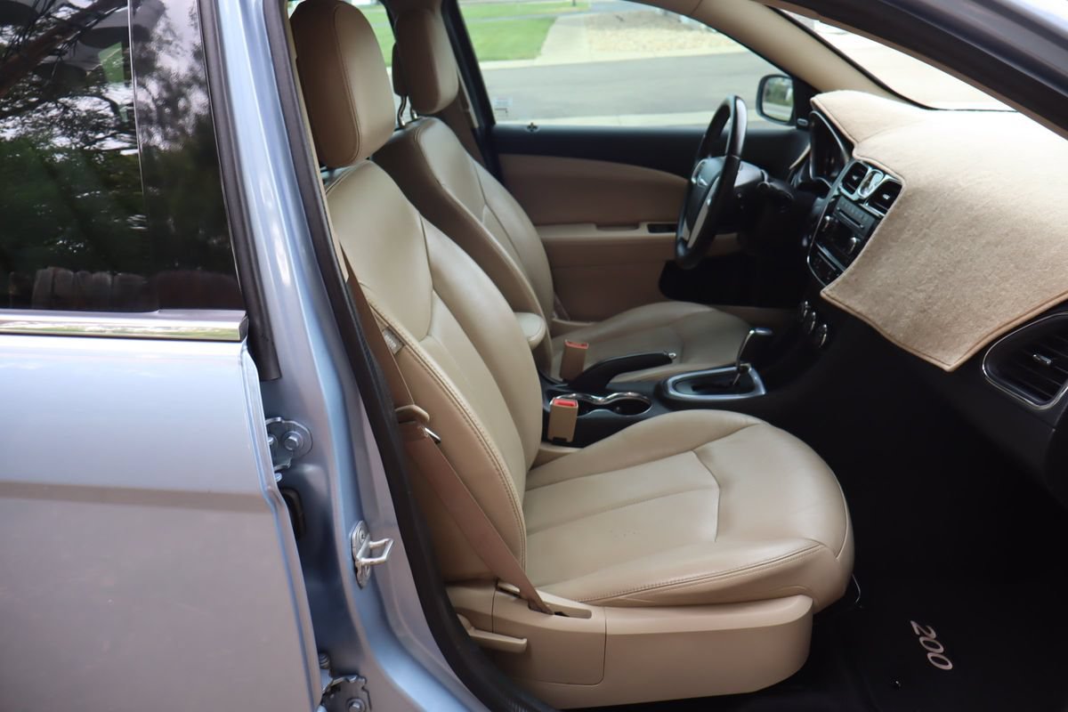 Used 2014 Chrysler 200 Limited FWD image 22