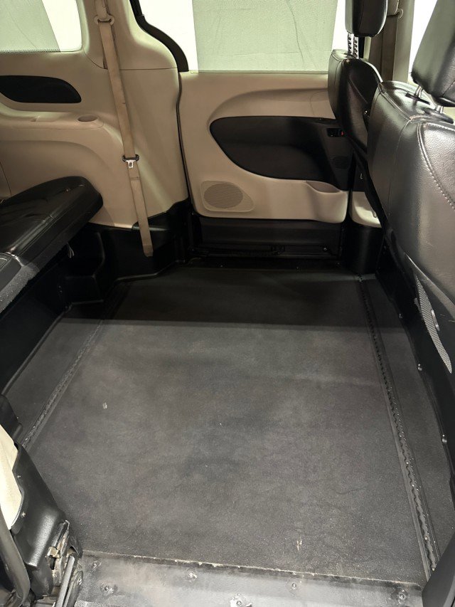 Used 2020 Chrysler Pacifica Touring-L image 31