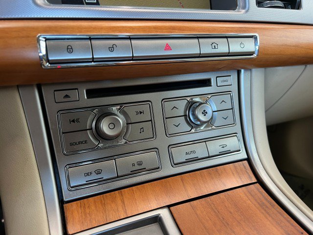 Used 2010 Jaguar XF Luxury RWD image 19