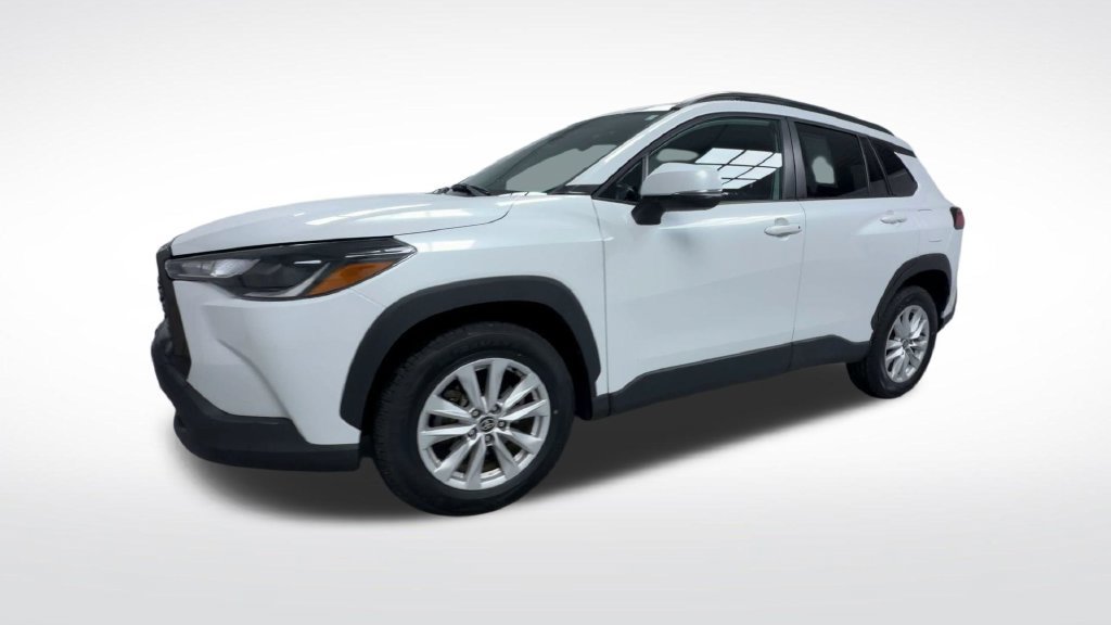 Certified 2023 Toyota Corolla Cross LE w/ Moonroof Package AWD/4WD image 4