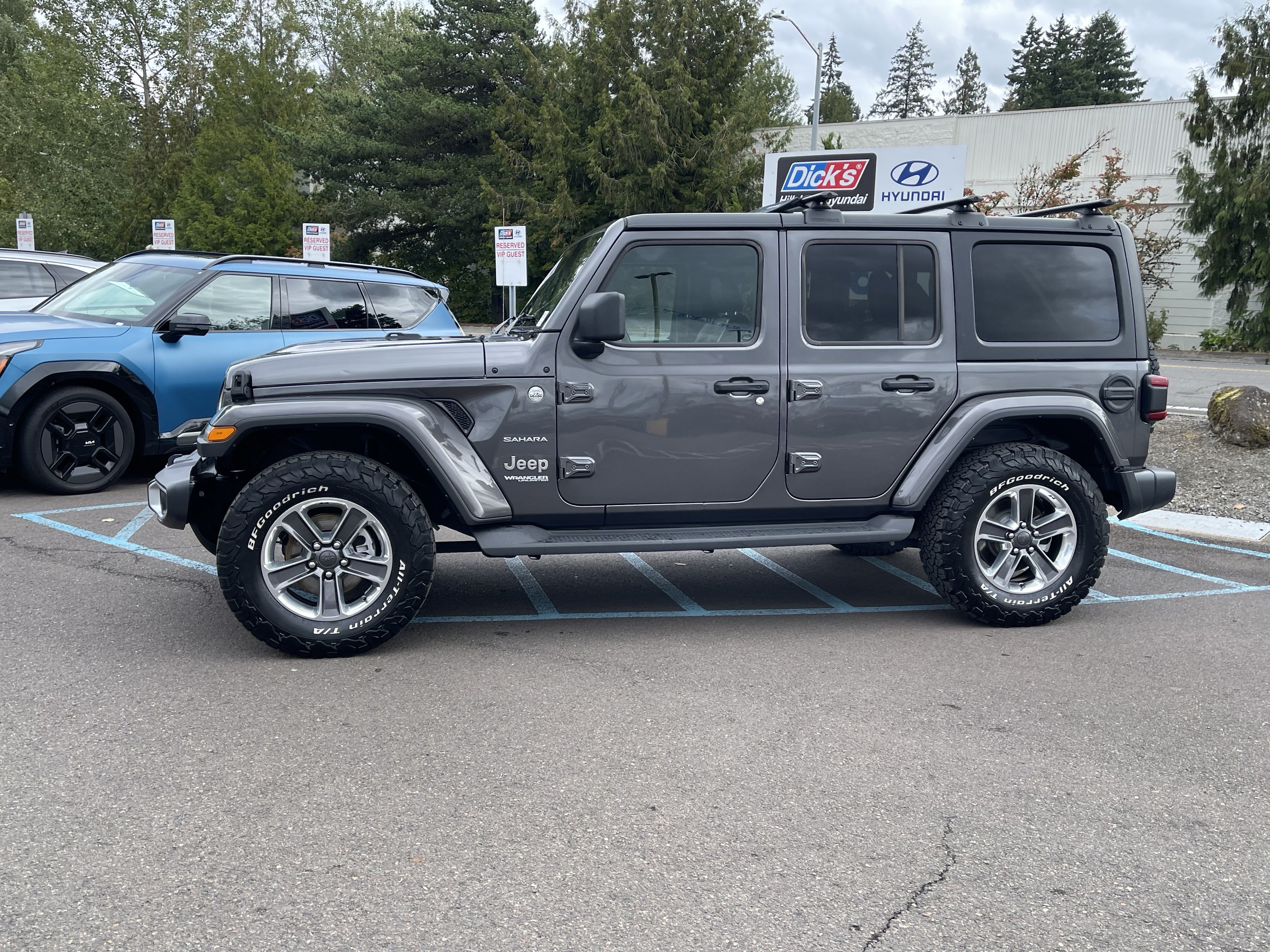 Used 2022 Jeep Wrangler Unlimited Sahara w/ LED Lighting Group AWD/4WD image 2