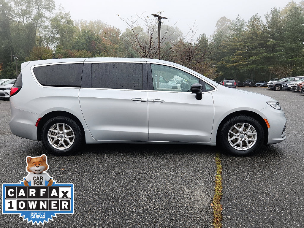Used 2024 Chrysler Pacifica Touring-L FWD image 7