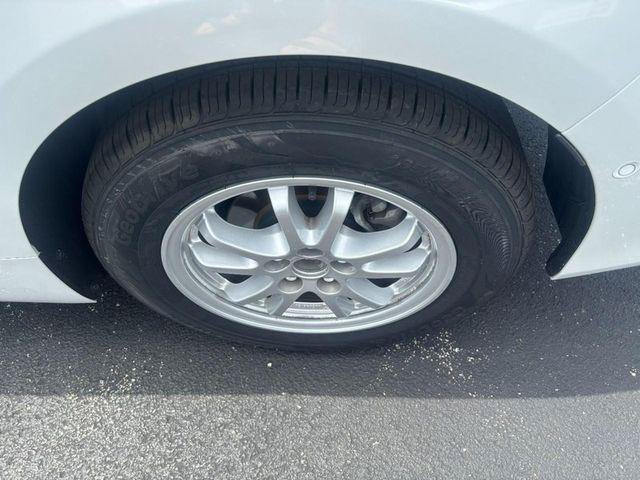 Certified 2022 Toyota Prius LE FWD image 8