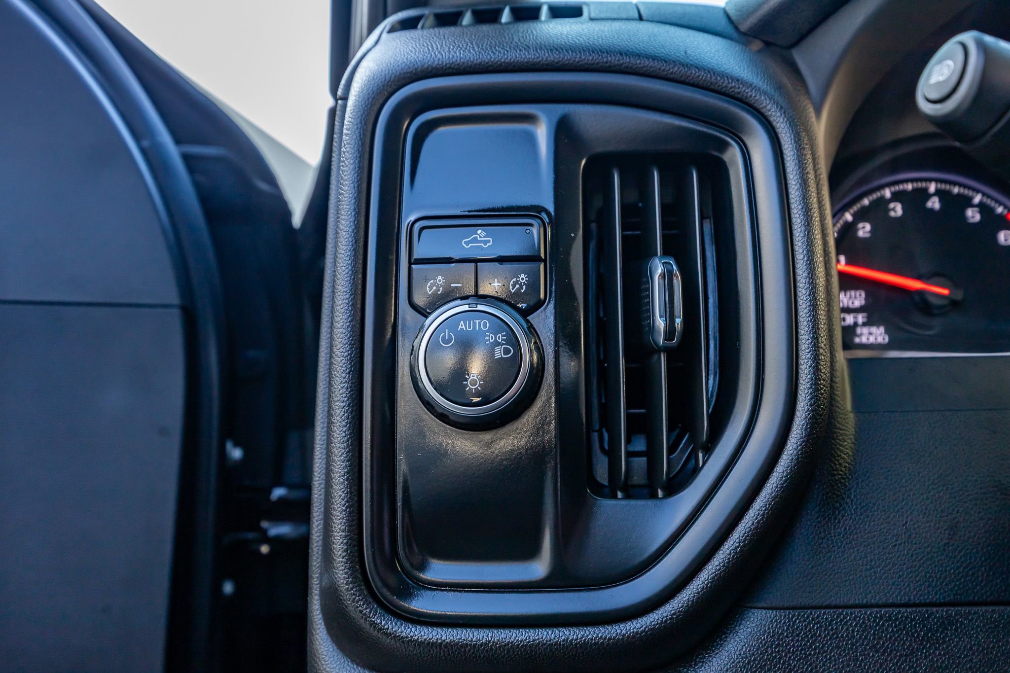 Used 2022 Chevrolet Silverado 1500 Custom RWD image 21
