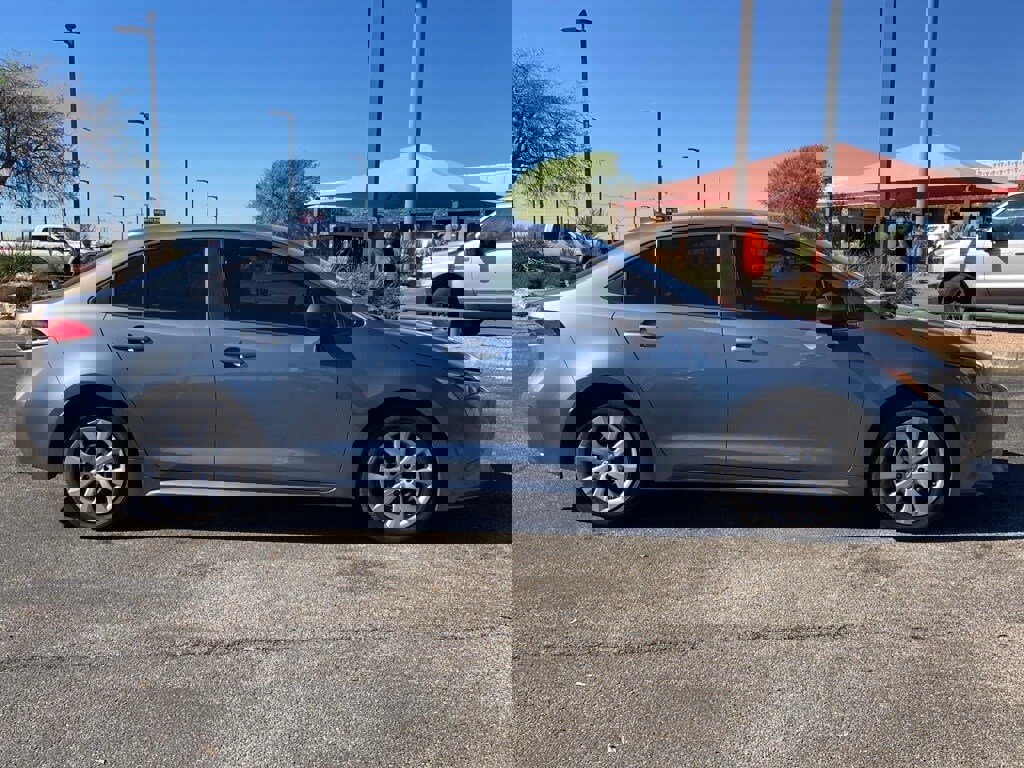 Used 2022 Toyota Corolla LE image 4