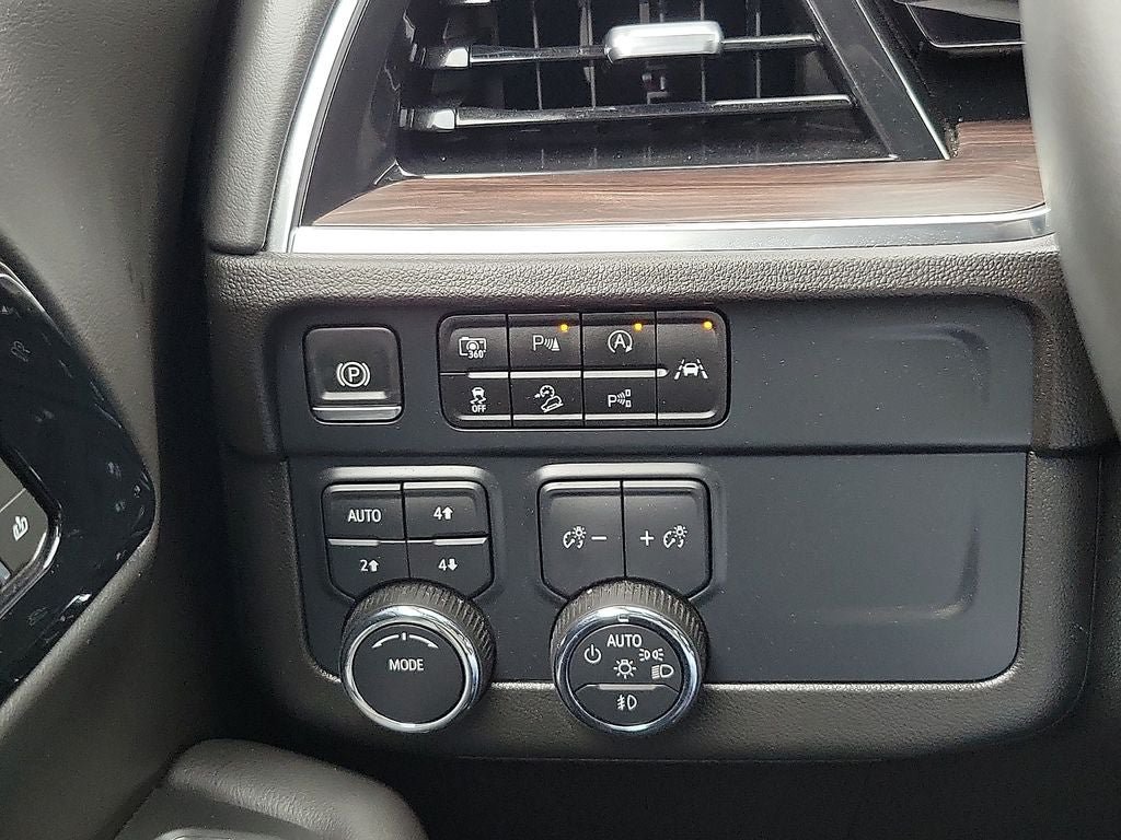 Used 2025 Chevrolet Suburban Z71 AWD/4WD image 15