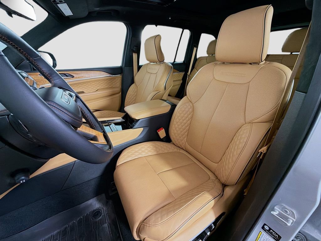 Used 2024 Jeep Grand Cherokee Summit AWD/4WD image 12