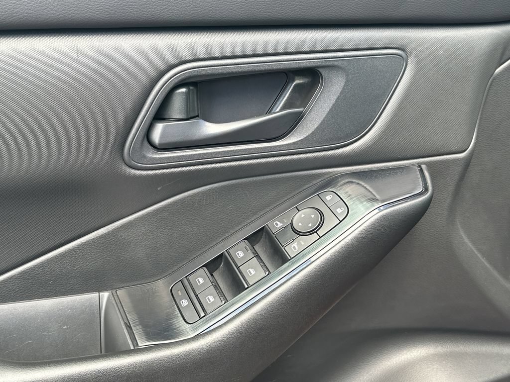 Used 2024 Nissan Rogue S AWD/4WD image 16