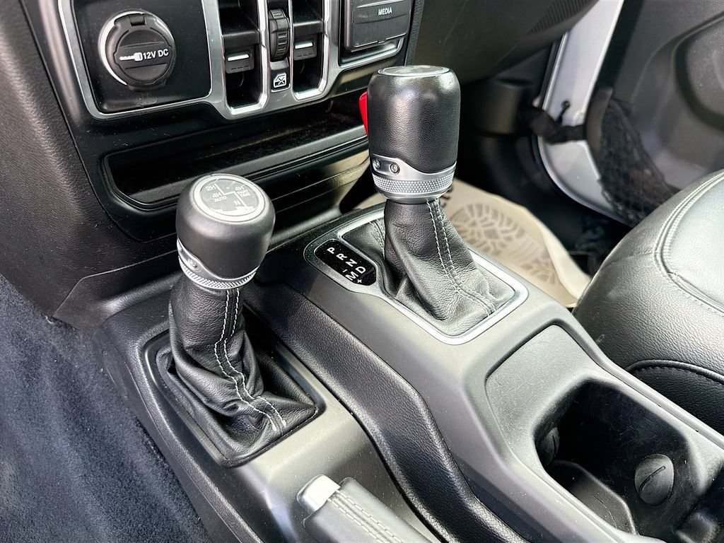 Used 2022 Jeep Wrangler Unlimited Sahara w/ Cold Weather Group AWD/4WD image 13