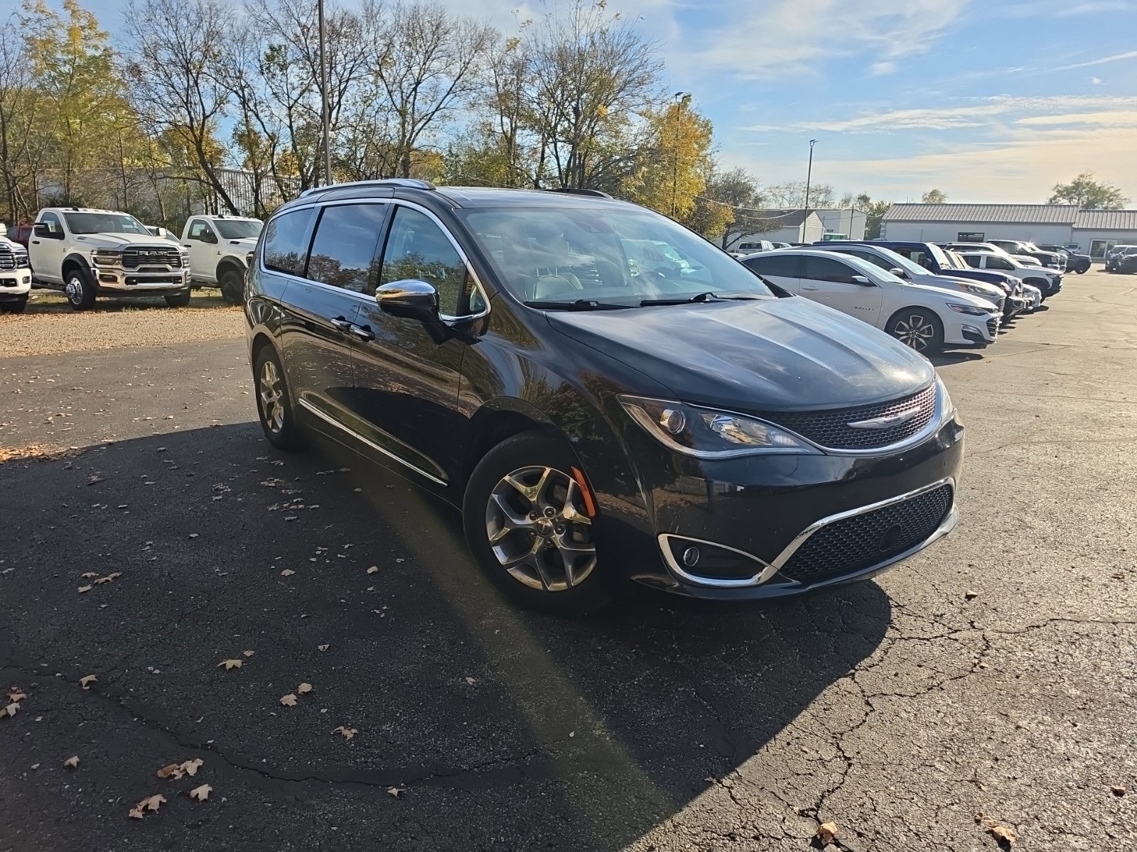 Used 2019 Chrysler Pacifica Limited w/ Advanced Safetytec Group FWD image 1