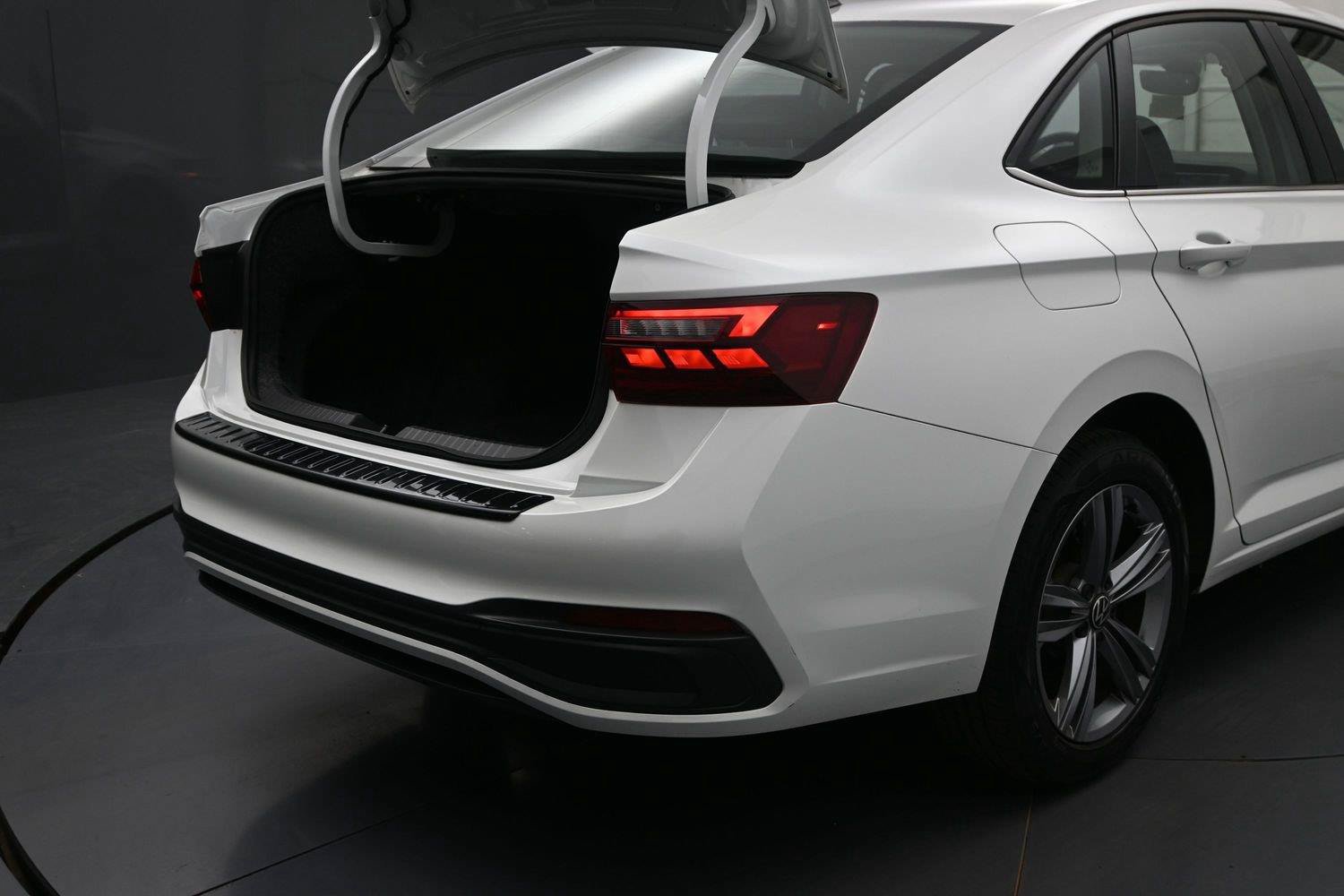 Used 2023 Volkswagen Jetta SE w/ Panoramic Sunroof Package FWD image 12