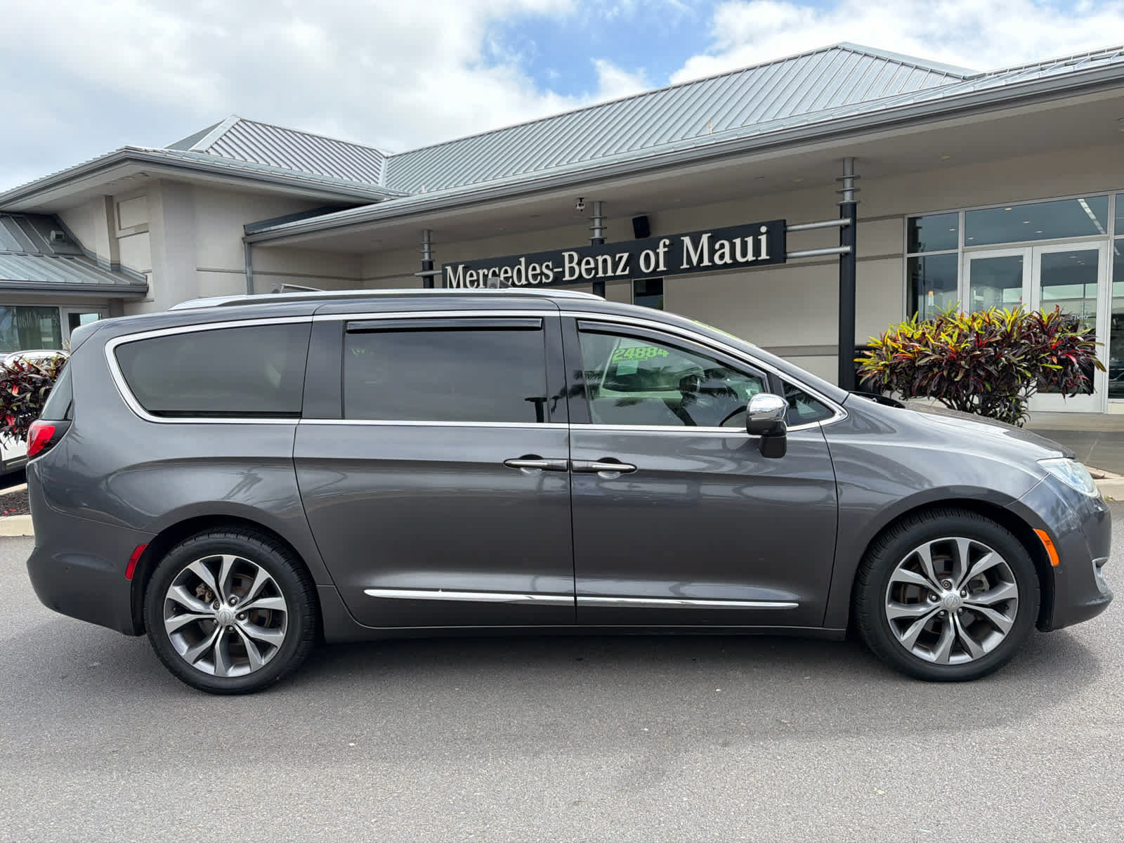 Used 2017 Chrysler Pacifica Limited FWD image 2