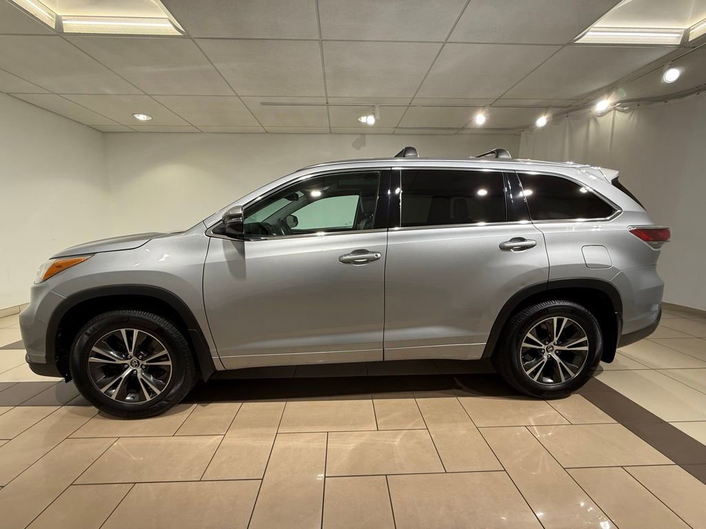 Used 2016 Toyota Highlander XLE AWD/4WD image 2