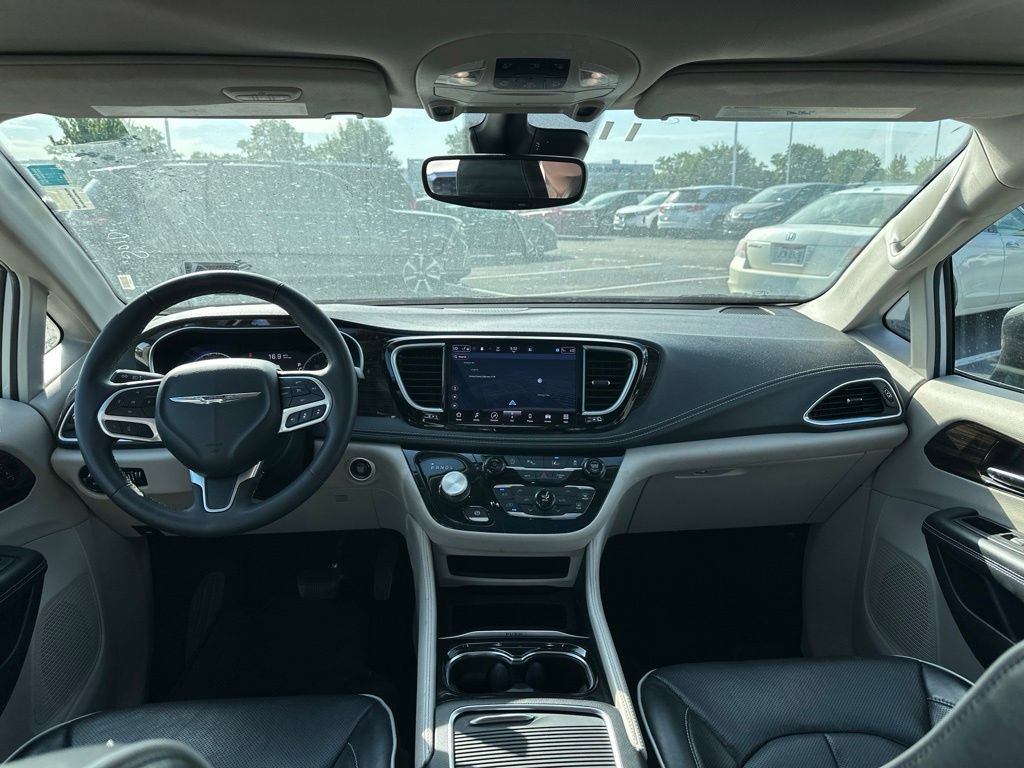 Used 2023 Chrysler Pacifica Limited FWD image 19